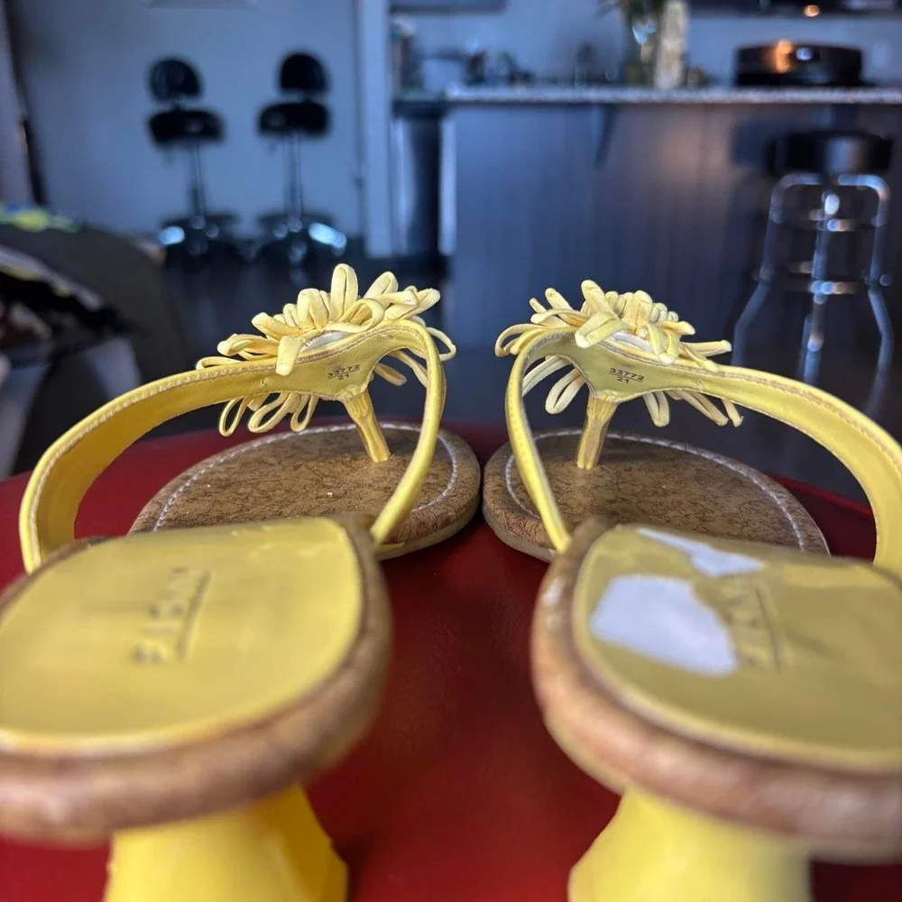 Vintage Fioni Yellow Flower Kitten Heels Y2K Platform Sandals🌻